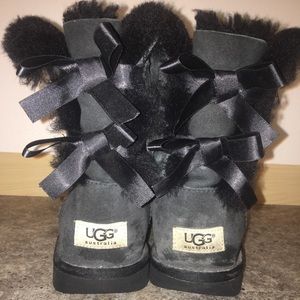 Black bow Uggs 🎀